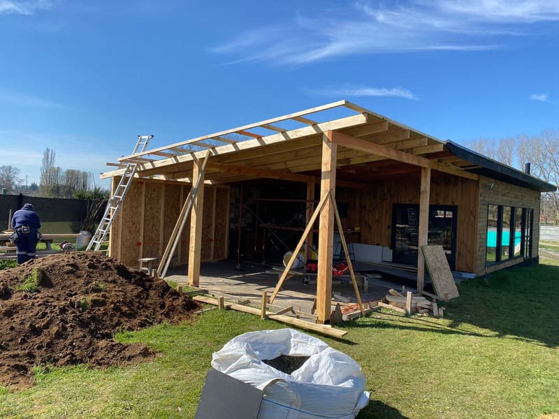Ampliación de quincho en madera, en construcción, en Cancura, Osorno