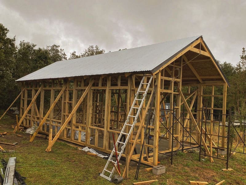Casa Taller en construcción, con estructura de madera a la vista, en Parcelación Los Arrayanes, Puerto Varas